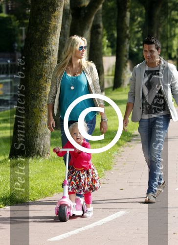 Volendam 5 juli 2013
Jan Smit met zijn zwangere vrouw Liza en dochtertje Emma aan het wandelen.
Peter Smulders bv