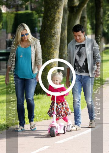 Volendam 5 juli 2013
Jan Smit met zijn zwangere vrouw Liza en dochtertje Emma aan het wandelen.
Peter Smulders bv