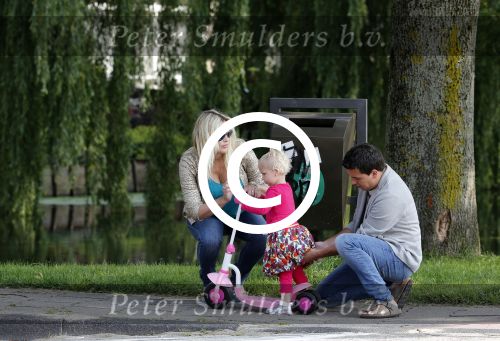 Volendam 5 juli 2013
Jan Smit met zijn zwangere vrouw Liza en dochtertje Emma aan het wandelen.
Peter Smulders bv