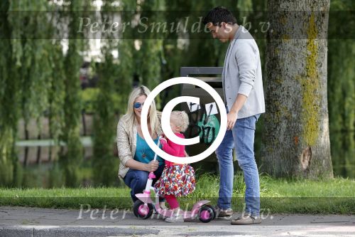 Volendam 5 juli 2013
Jan Smit met zijn zwangere vrouw Liza en dochtertje Emma aan het wandelen.
Peter Smulders bv