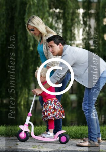 Volendam 5 juli 2013
Jan Smit met zijn zwangere vrouw Liza en dochtertje Emma aan het wandelen.
Peter Smulders bv