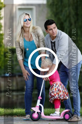 Volendam 5 juli 2013
Jan Smit met zijn zwangere vrouw Liza en dochtertje Emma aan het wandelen.
Peter Smulders bv