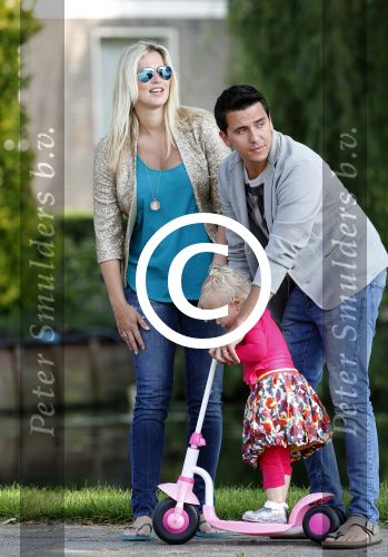 Volendam 5 juli 2013
Jan Smit met zijn zwangere vrouw Liza en dochtertje Emma aan het wandelen.
Peter Smulders bv
