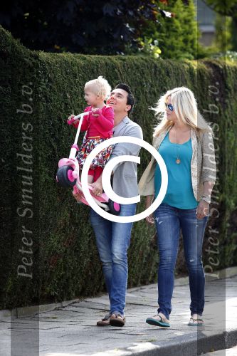 Volendam 5 juli 2013
Jan Smit met zijn zwangere vrouw Liza en dochtertje Emma aan het wandelen.
Peter Smulders bv