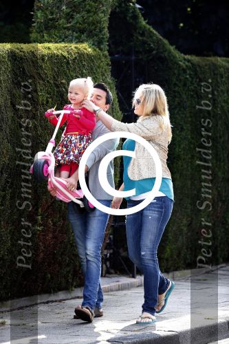 Volendam 5 juli 2013
Jan Smit met zijn zwangere vrouw Liza en dochtertje Emma aan het wandelen.
Peter Smulders bv