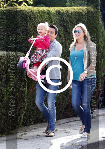 Volendam 5 juli 2013
Jan Smit met zijn zwangere vrouw Liza en dochtertje Emma aan het wandelen.
Peter Smulders bv
