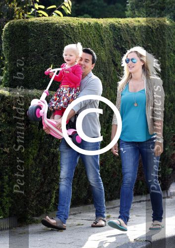 Volendam 5 juli 2013
Jan Smit met zijn zwangere vrouw Liza en dochtertje Emma aan het wandelen.
Peter Smulders bv