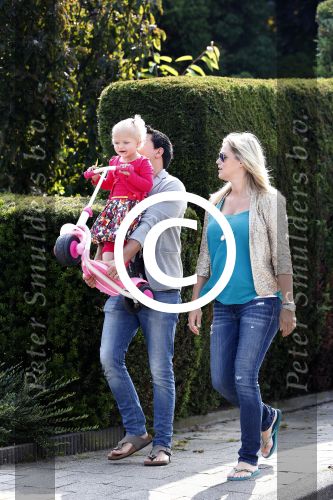 Volendam 5 juli 2013
Jan Smit met zijn zwangere vrouw Liza en dochtertje Emma aan het wandelen.
Peter Smulders bv