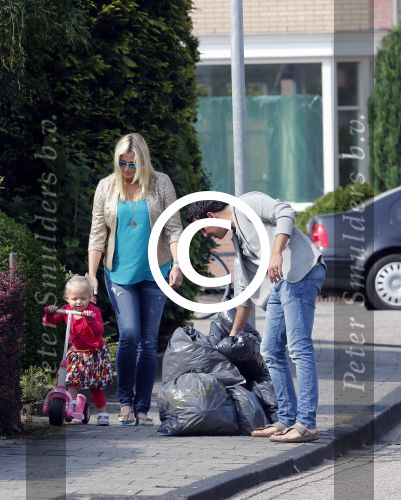 Volendam 5 juli 2013
Jan Smit met zijn zwangere vrouw Liza en dochtertje Emma aan het wandelen.
Peter Smulders bv