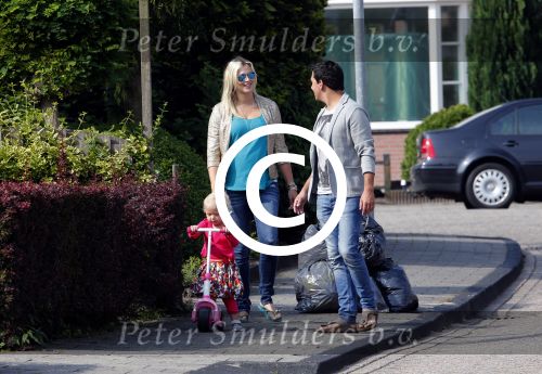 Volendam 5 juli 2013
Jan Smit met zijn zwangere vrouw Liza en dochtertje Emma aan het wandelen.
Peter Smulders bv
