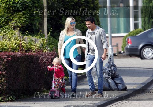 Volendam 5 juli 2013
Jan Smit met zijn zwangere vrouw Liza en dochtertje Emma aan het wandelen.
Peter Smulders bv