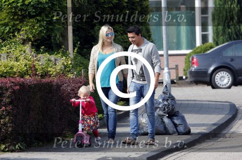 Volendam 5 juli 2013
Jan Smit met zijn zwangere vrouw Liza en dochtertje Emma aan het wandelen.
Peter Smulders bv
