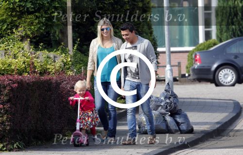 Volendam 5 juli 2013
Jan Smit met zijn zwangere vrouw Liza en dochtertje Emma aan het wandelen.
Peter Smulders bv