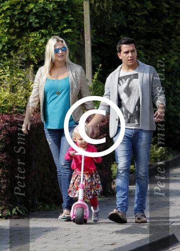 Volendam 5 juli 2013
Jan Smit met zijn zwangere vrouw Liza en dochtertje Emma aan het wandelen.
Peter Smulders bv