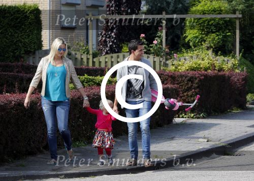Volendam 5 juli 2013
Jan Smit met zijn zwangere vrouw Liza en dochtertje Emma aan het wandelen.
Peter Smulders bv
