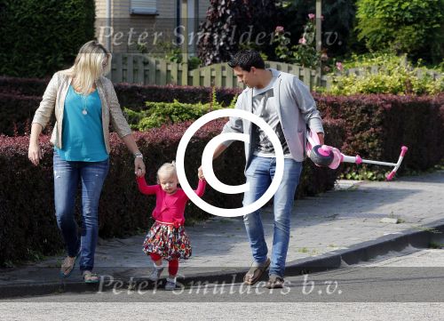 Volendam 5 juli 2013
Jan Smit met zijn zwangere vrouw Liza en dochtertje Emma aan het wandelen.
Peter Smulders bv