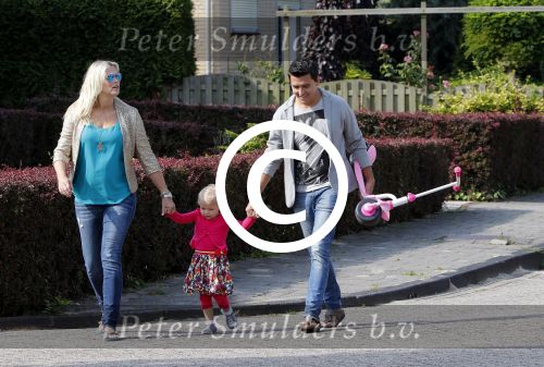 Volendam 5 juli 2013
Jan Smit met zijn zwangere vrouw Liza en dochtertje Emma aan het wandelen.
Peter Smulders bv