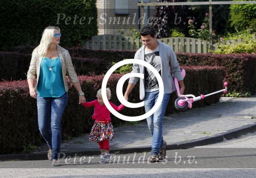 Volendam 5 juli 2013
Jan Smit met zijn zwangere vrouw Liza en dochtertje Emma aan het wandelen.
Peter Smulders bv