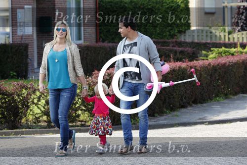 Volendam 5 juli 2013
Jan Smit met zijn zwangere vrouw Liza en dochtertje Emma aan het wandelen.
Peter Smulders bv