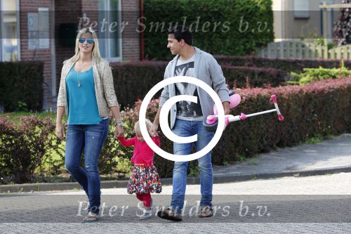 Volendam 5 juli 2013
Jan Smit met zijn zwangere vrouw Liza en dochtertje Emma aan het wandelen.
Peter Smulders bv