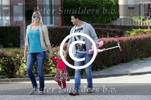 Volendam 5 juli 2013
Jan Smit met zijn zwangere vrouw Liza en dochtertje Emma aan het wandelen.
Peter Smulders bv