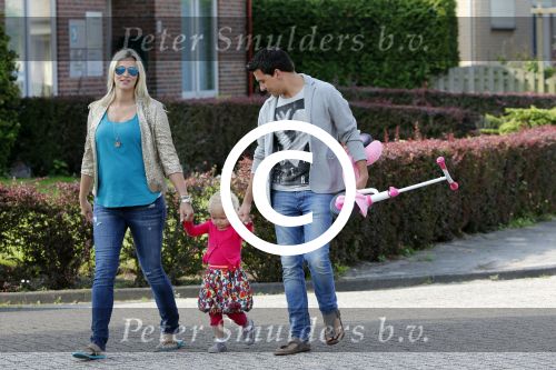 Volendam 5 juli 2013
Jan Smit met zijn zwangere vrouw Liza en dochtertje Emma aan het wandelen.
Peter Smulders bv