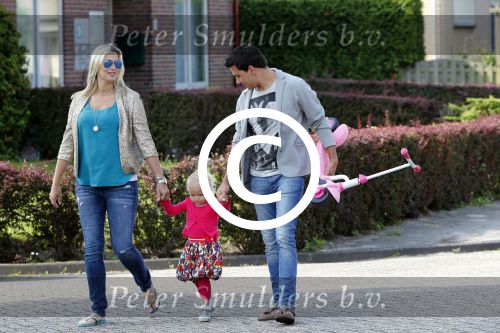 Volendam 5 juli 2013
Jan Smit met zijn zwangere vrouw Liza en dochtertje Emma aan het wandelen.
Peter Smulders bv