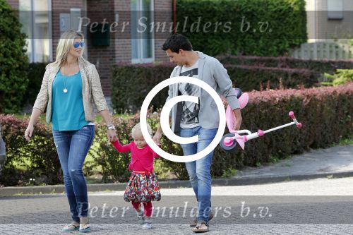 Volendam 5 juli 2013
Jan Smit met zijn zwangere vrouw Liza en dochtertje Emma aan het wandelen.
Peter Smulders bv