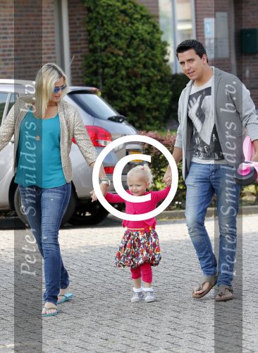 Volendam 5 juli 2013
Jan Smit met zijn zwangere vrouw Liza en dochtertje Emma aan het wandelen.
Peter Smulders bv