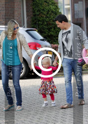 Volendam 5 juli 2013
Jan Smit met zijn zwangere vrouw Liza en dochtertje Emma aan het wandelen.
Peter Smulders bv