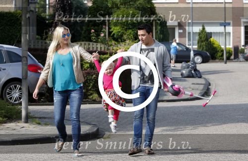 Volendam 5 juli 2013
Jan Smit met zijn zwangere vrouw Liza en dochtertje Emma aan het wandelen.
Peter Smulders bv