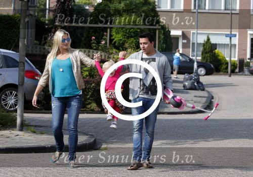 Volendam 5 juli 2013
Jan Smit met zijn zwangere vrouw Liza en dochtertje Emma aan het wandelen.
Peter Smulders bv