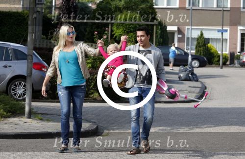 Volendam 5 juli 2013
Jan Smit met zijn zwangere vrouw Liza en dochtertje Emma aan het wandelen.
Peter Smulders bv