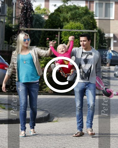 Volendam 5 juli 2013
Jan Smit met zijn zwangere vrouw Liza en dochtertje Emma aan het wandelen.
Peter Smulders bv
