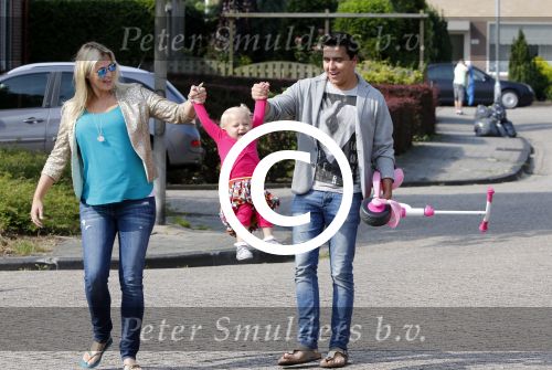 Volendam 5 juli 2013
Jan Smit met zijn zwangere vrouw Liza en dochtertje Emma aan het wandelen.
Peter Smulders bv