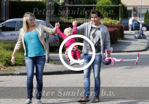 Volendam 5 juli 2013
Jan Smit met zijn zwangere vrouw Liza en dochtertje Emma aan het wandelen.
Peter Smulders bv