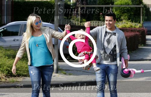 Volendam 5 juli 2013
Jan Smit met zijn zwangere vrouw Liza en dochtertje Emma aan het wandelen.
Peter Smulders bv