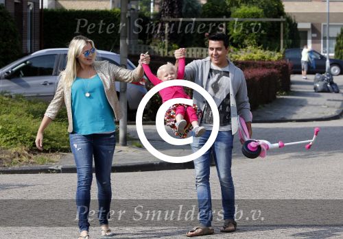 Volendam 5 juli 2013
Jan Smit met zijn zwangere vrouw Liza en dochtertje Emma aan het wandelen.
Peter Smulders bv