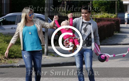 Volendam 5 juli 2013
Jan Smit met zijn zwangere vrouw Liza en dochtertje Emma aan het wandelen.
Peter Smulders bv