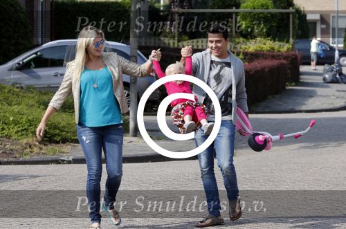 Volendam 5 juli 2013
Jan Smit met zijn zwangere vrouw Liza en dochtertje Emma aan het wandelen.
Peter Smulders bv