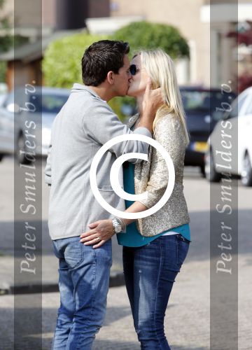 Volendam 5 juli 2013
Jan Smit met zijn zwangere vrouw Liza en dochtertje Emma aan het wandelen.
Peter Smulders bv