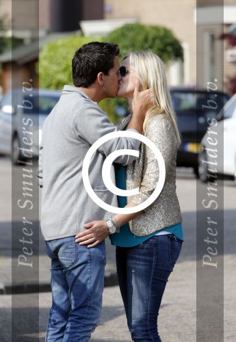 Volendam 5 juli 2013
Jan Smit met zijn zwangere vrouw Liza en dochtertje Emma aan het wandelen.
Peter Smulders bv