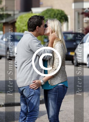 Volendam 5 juli 2013
Jan Smit met zijn zwangere vrouw Liza en dochtertje Emma aan het wandelen.
Peter Smulders bv
