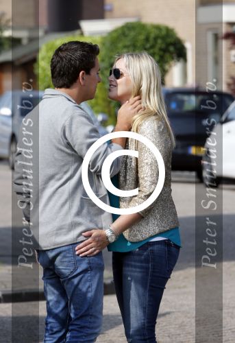 Volendam 5 juli 2013
Jan Smit met zijn zwangere vrouw Liza en dochtertje Emma aan het wandelen.
Peter Smulders bv