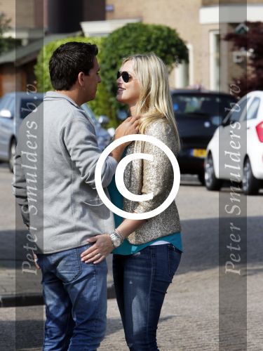 Volendam 5 juli 2013
Jan Smit met zijn zwangere vrouw Liza en dochtertje Emma aan het wandelen.
Peter Smulders bv