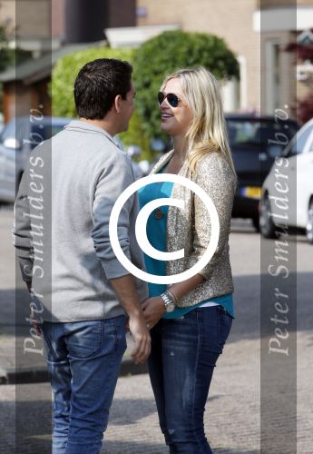 Volendam 5 juli 2013
Jan Smit met zijn zwangere vrouw Liza en dochtertje Emma aan het wandelen.
Peter Smulders bv