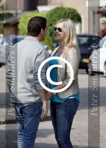 Volendam 5 juli 2013
Jan Smit met zijn zwangere vrouw Liza en dochtertje Emma aan het wandelen.
Peter Smulders bv