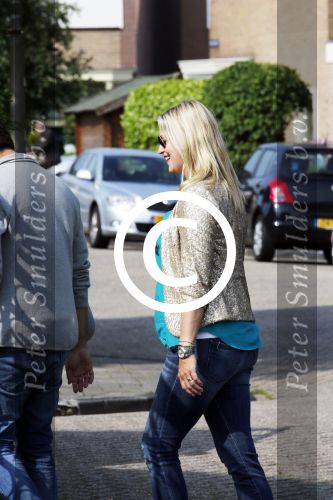 Volendam 5 juli 2013
Jan Smit met zijn zwangere vrouw Liza en dochtertje Emma aan het wandelen.
Peter Smulders bv