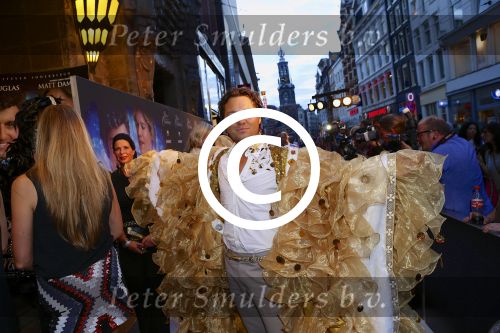 AMSTERDAM - Bij het Tuschinski Theater is de premiere van Behind the Candelabra. Met op de rode loper  Ian van der Putten