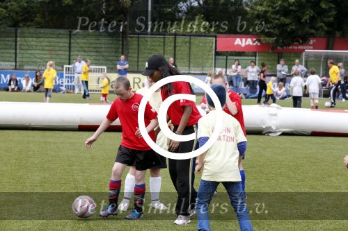 Amsterdam 29 juni 2013
Voetbaltournooi op de toekomst (ajax) voor de stichting de upside van down
met diverse bn ers en oud voetballers.. Syndroom van down. Jasmine Sendar
Peter Smulders bv